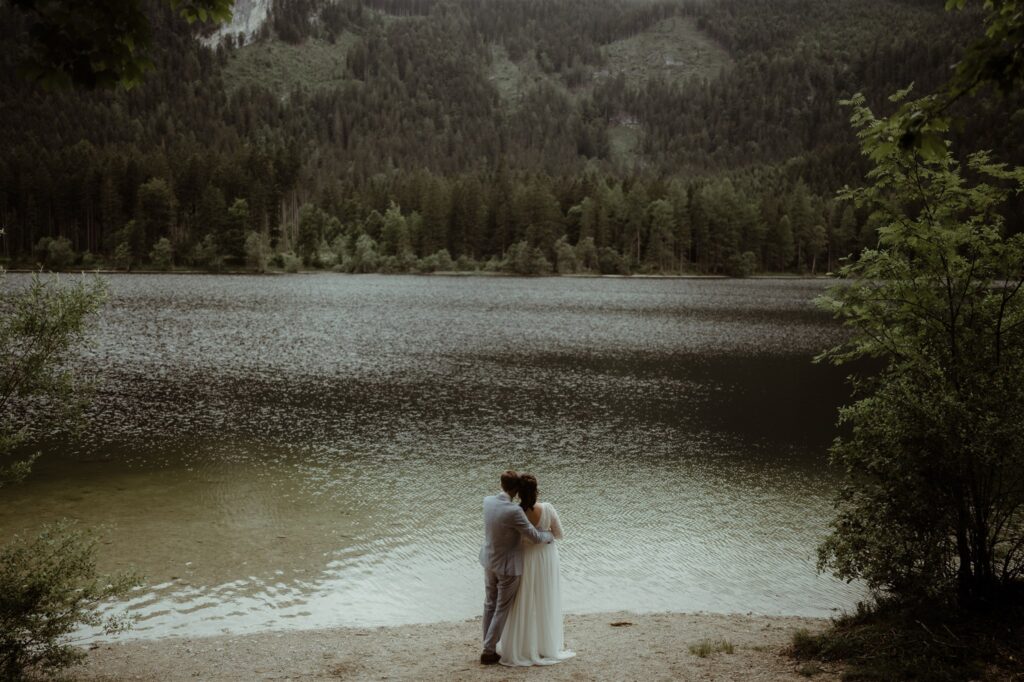 Fotoshooting: Hochzeit am See mit Brautpaar