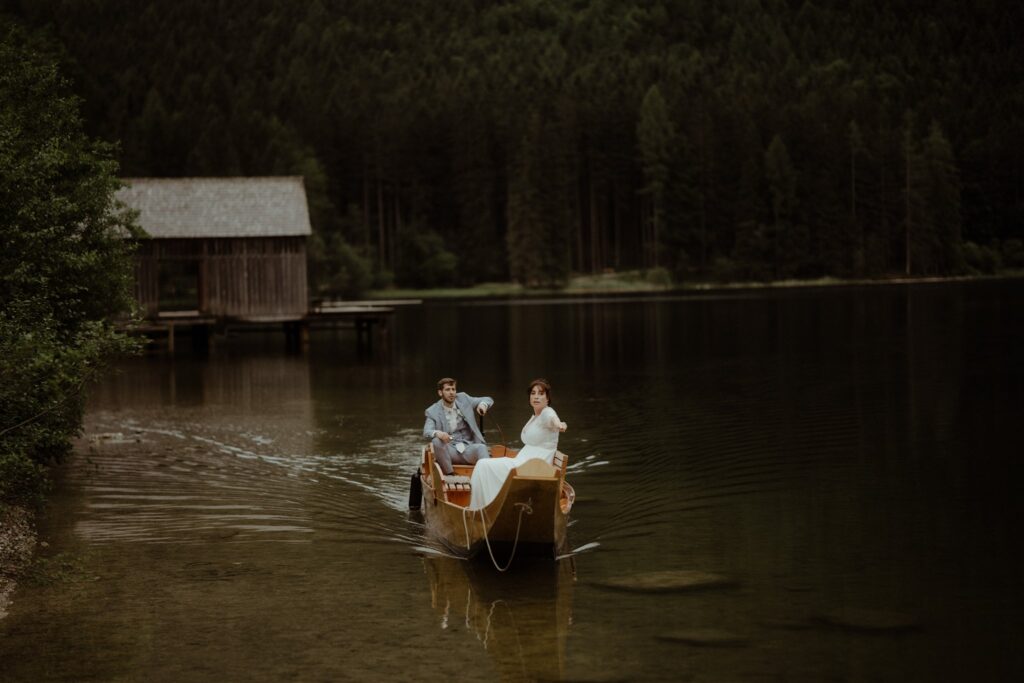 Hochzeit am See: Bootsfahrt mit Brautpaar