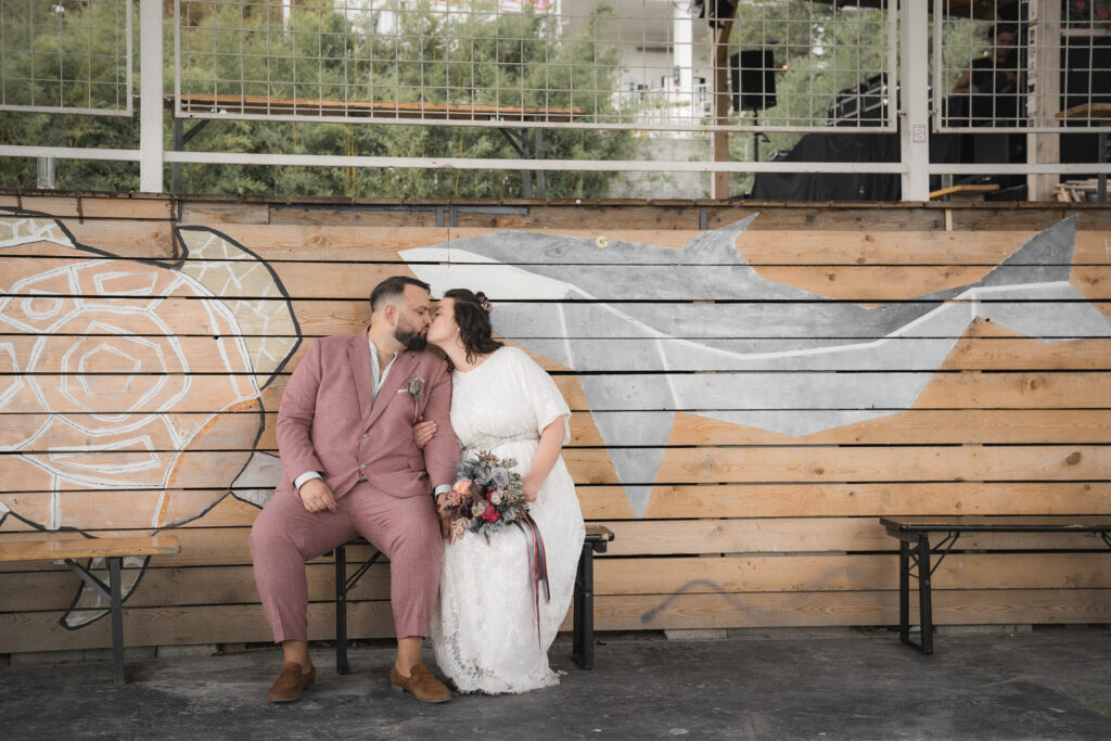Weddingcouple kissing.