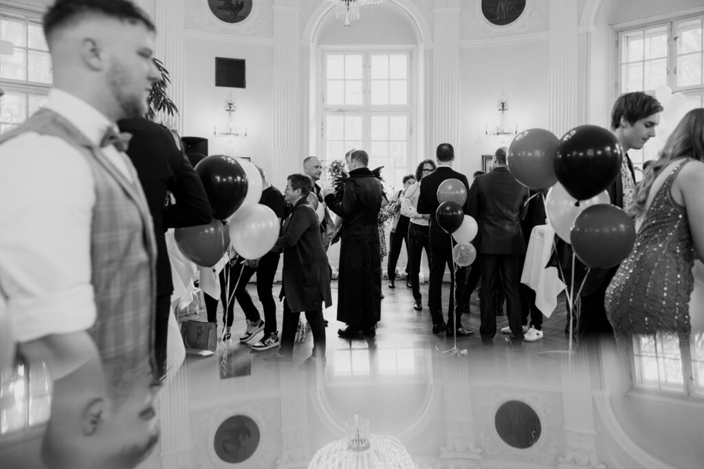 Wedding Location Lusthaus Wien mit Hochzeitsgästen