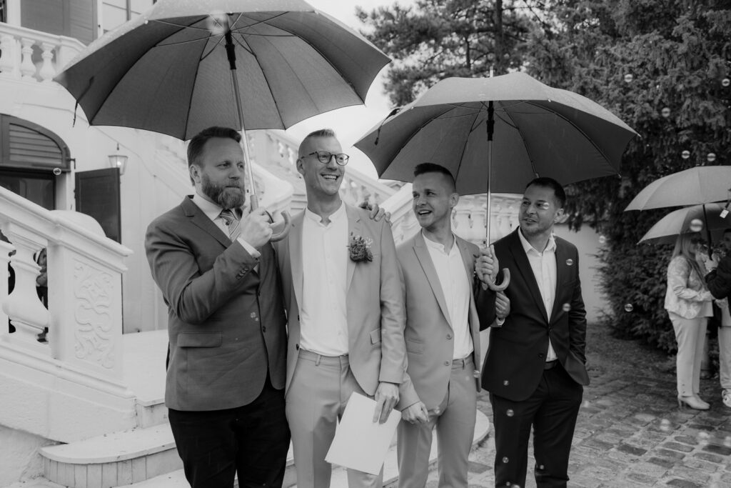 Hochzeitspaar mit Trauzeugen