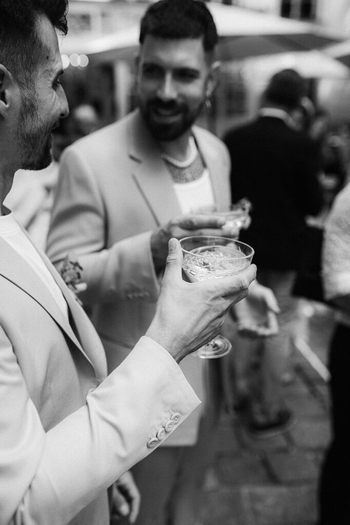 Weddingcouple beim anstoßen