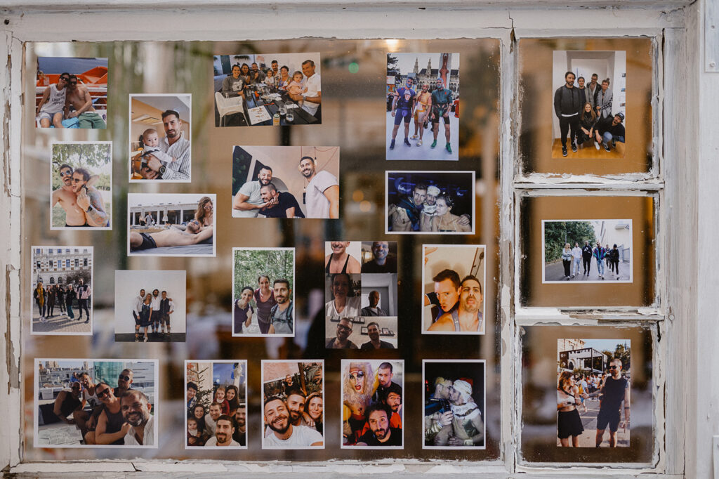 Wedding Decoration: Fotos vom Brautpaar und Gästen